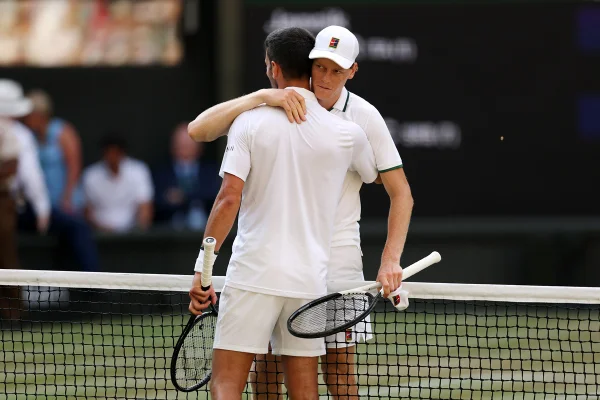 Sinner bate Djokovic em Wimbledon e encara Zverev na final do torneio