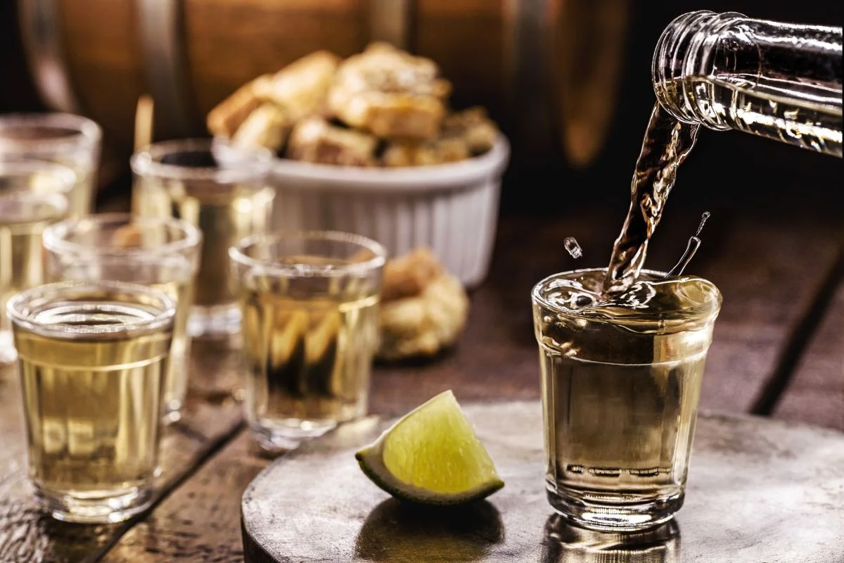 Foto colorida de uma cachaça - Metrópoles