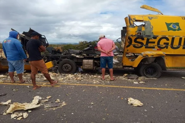 Vídeo: carro-forte parte ao meio após ser explodido em tentativa de assalto