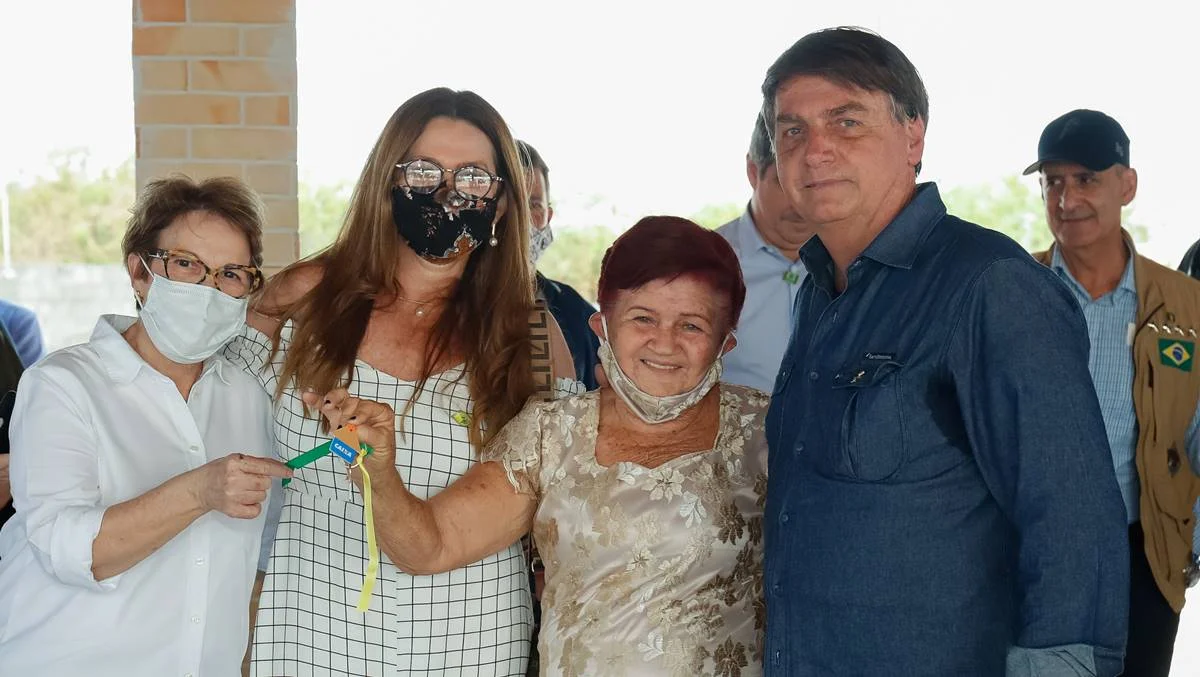 Ministra Tereza Cristina e presidente Jair Bolsonaro entregam chaves de casas populares Ministra Tereza Cristina e presidente Jair Bolsonaro entregam chaves de casas populares
