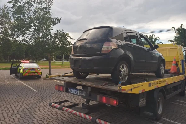 Carro com 457 multas - Metrópoles