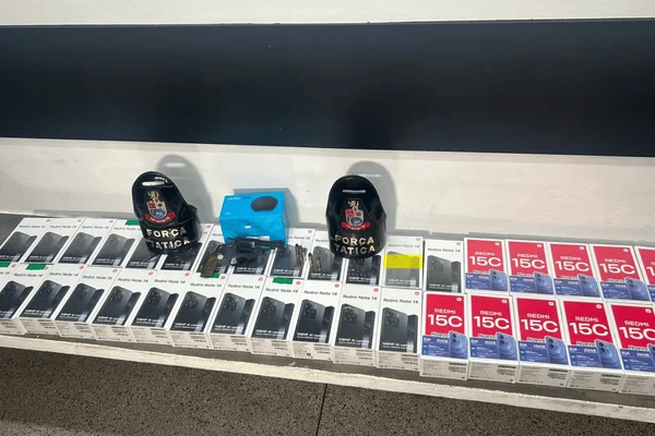 Imagem colorida de celulares apreendidos junto com homem que roubou loja - Metrópoles