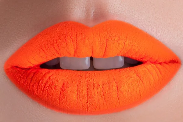 Batom matte ganha uma versão semelhante ao gloss