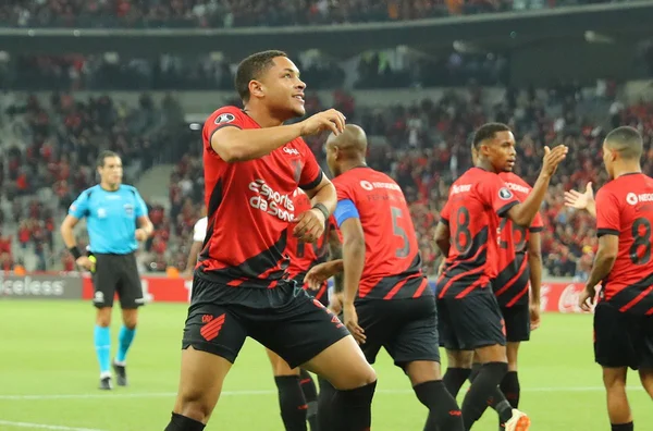 Vitor Roque comemorando gol