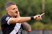 De pênalti, Vegetti empatou o jogo ainda no primeiro tempo
