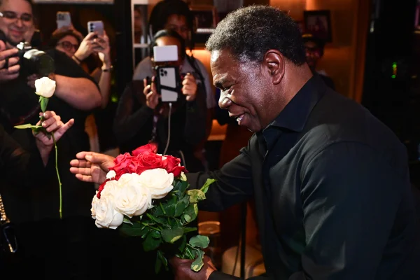 Paulinho da Costa recebe flores