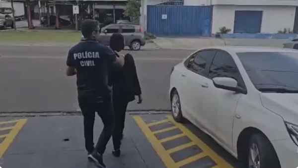 Mulher sendo presa