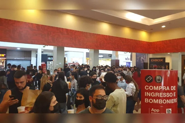 aglomeração na entrada do cinema