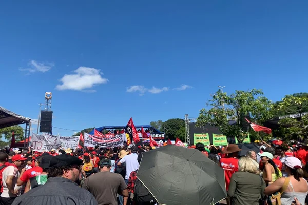 Após 22 dias parados, professores do DF decidem encerrar greve