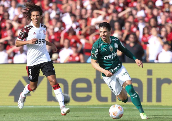 Flamengo e Palmeiras se enfrentam no Campeonato Brasileiro