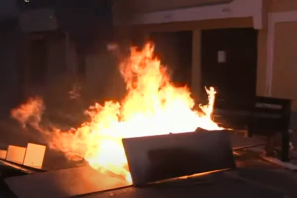 Imagem colorida de fogo no meio da rua. Metrópoles