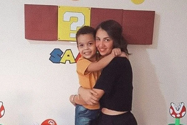 DF: sem dinheiro, mãe constrói pista de papelão para filho e viraliza