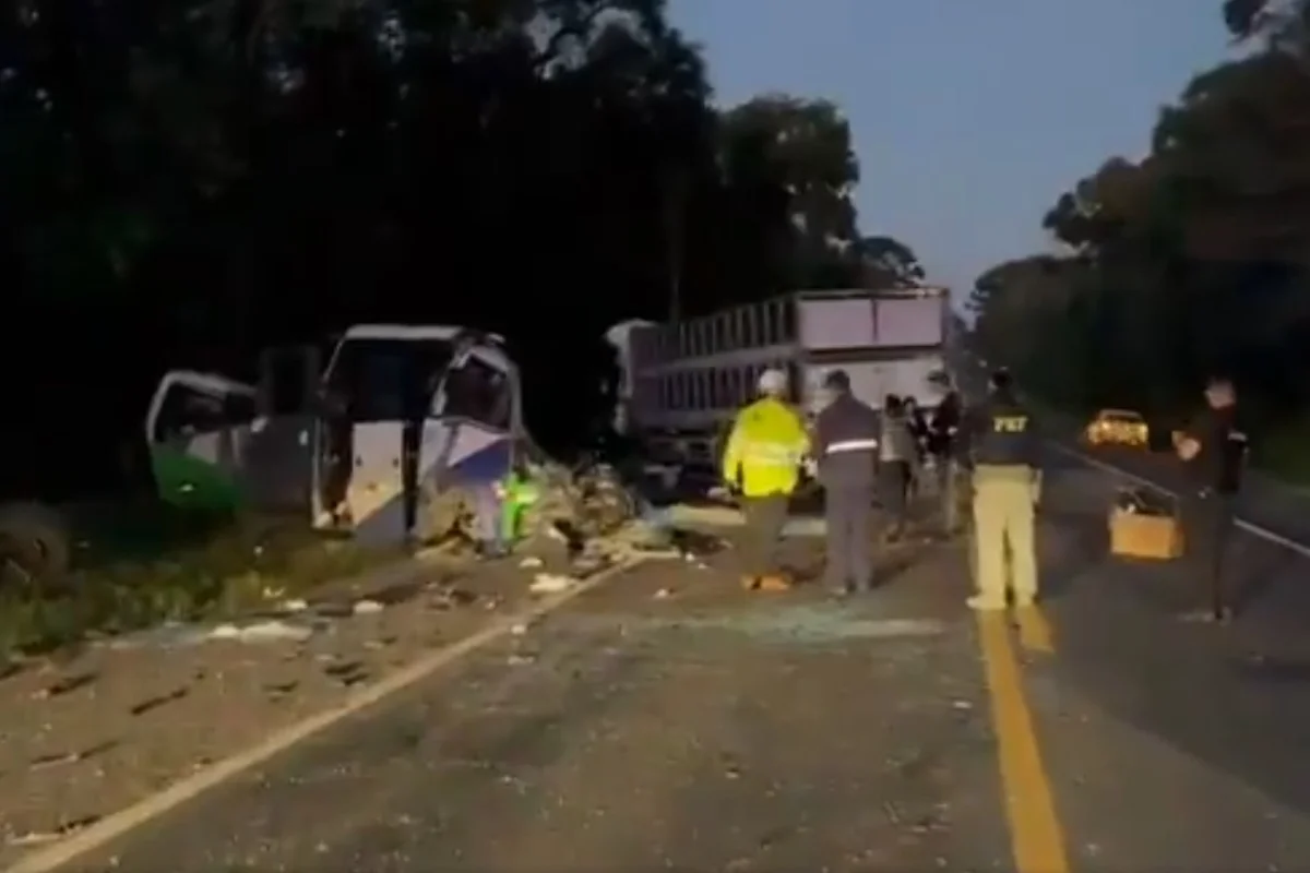 PR: acidente com 22 mortos envolveu micro-ônibus da Saúde de Imbituva