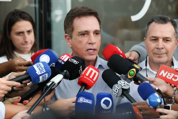 Médico diz que Bolsonaro apresenta apatia, tontura e queda da pálpebra
