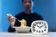 Alimentar-se pouco tempo antes de dormir afeta a qualidade do sono Alimentar-se pouco tempo antes de dormir afeta a qualidade do sono