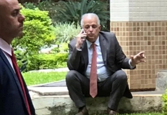 Ministro de Lula improvisa calçada como gabinete