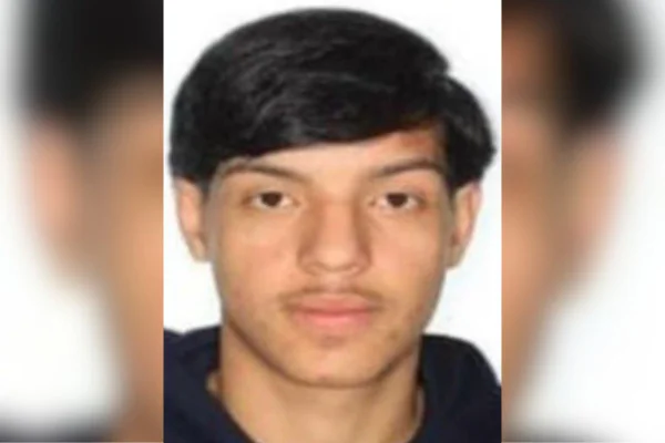 Imagem colorida mostra homem branco com cabelos pretos com franja farta. Ele é suspeito de participar de tentativa de assalto que matou arquiteto no Butantã - Metrópoles