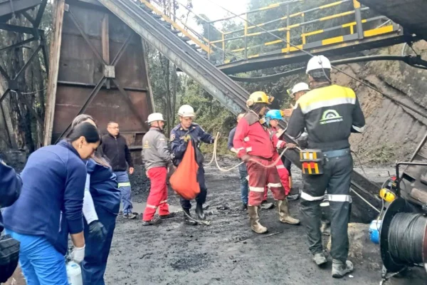 Foto colorida da equipe de resgate na boca da mina - Metrópoles