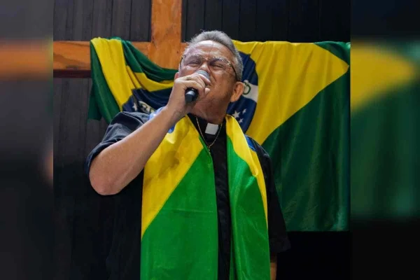 pastor com pegando com bandeira do Brasil