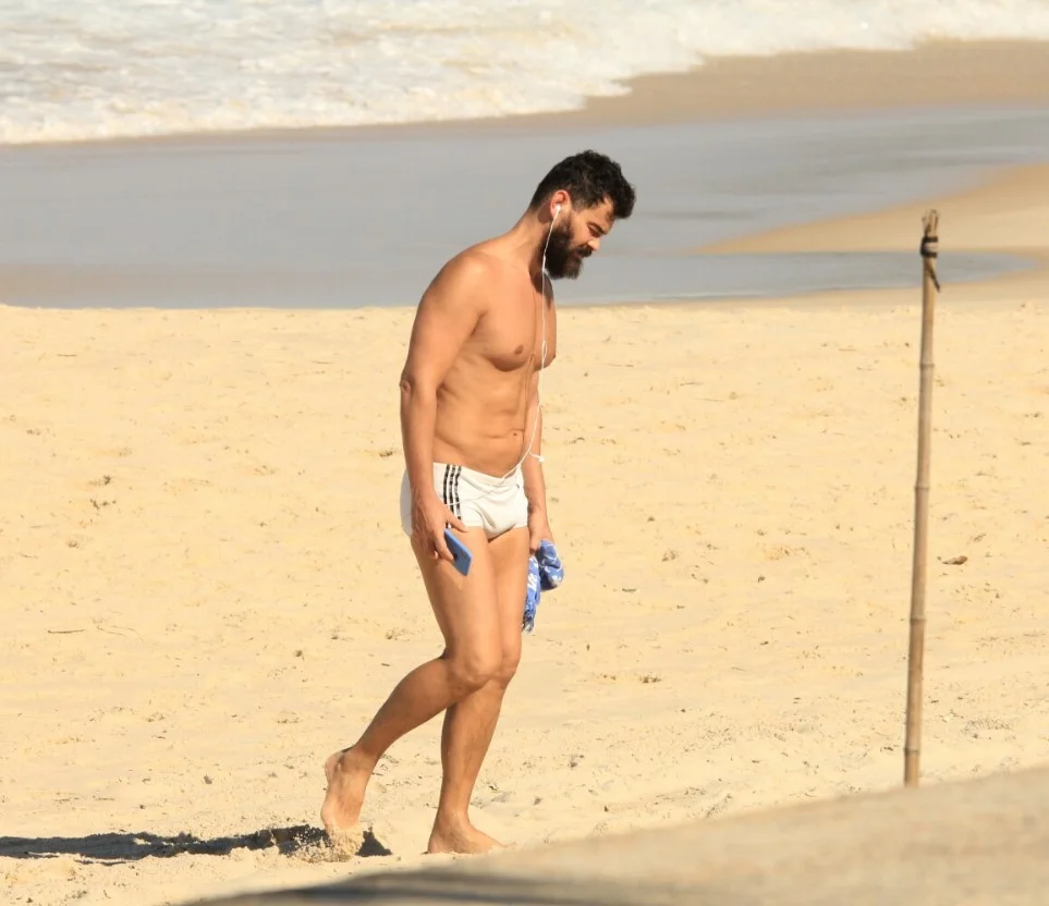 Aos 47 anos, Carmo Dalla Vecchia esbanja a boa forma durante passeio pela praia Aos 47 anos, Carmo Dalla Vecchia esbanja a boa forma durante passeio pela praia