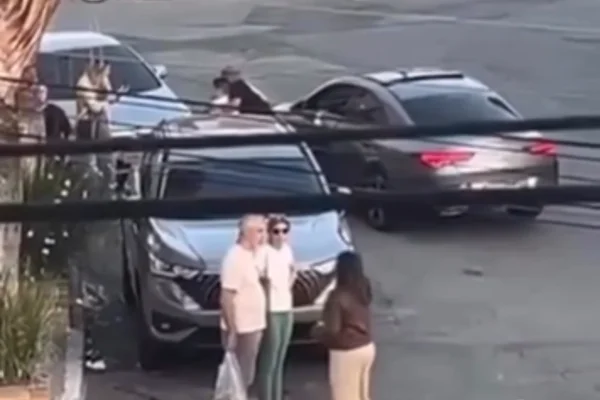 Imagem colorida do ex-jogador Marcelinho Carioca comemorando com fãs após deter um ladrão de celular - Metrópoles