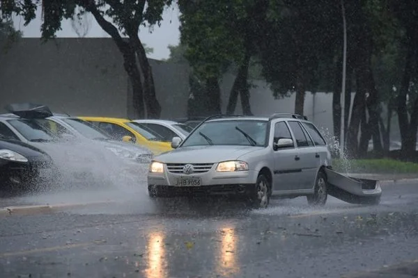 DF registra pancadas de chuva no início da tarde deste domingo