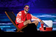 Nos palcos, cores e estampas marcam a personalidade de Bad Bunny