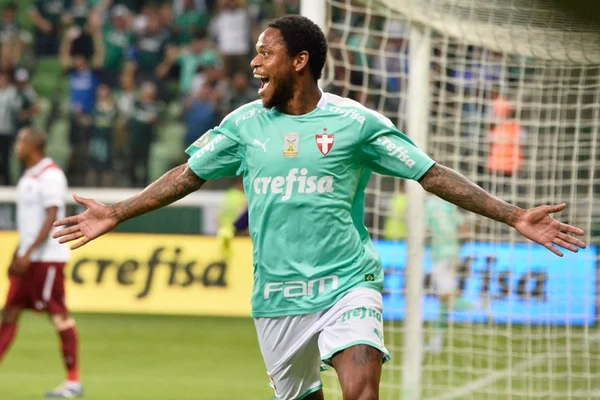 Luiz Adriano desfalca treino e é dúvida contra Atlético-MG