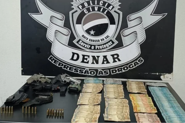 Policiais são presos por fingir operação para roubar drogas