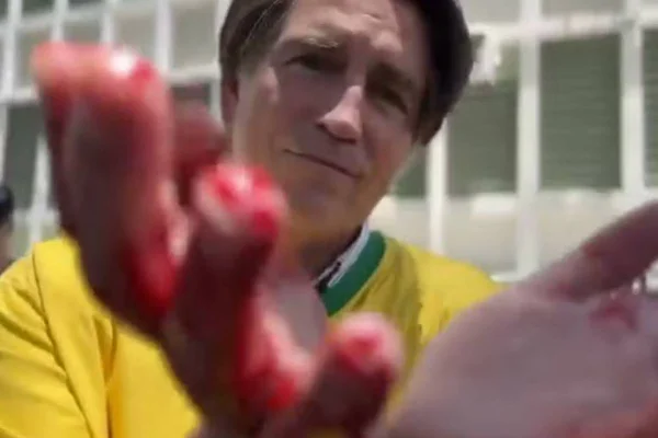 Ator Jim Caviezel interpretando Jair Bolsonaro no filme Dark Horse - Metrópoles