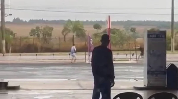 Captura de tela mostra dois homens trocando tiro em Goiás - Metrópoles