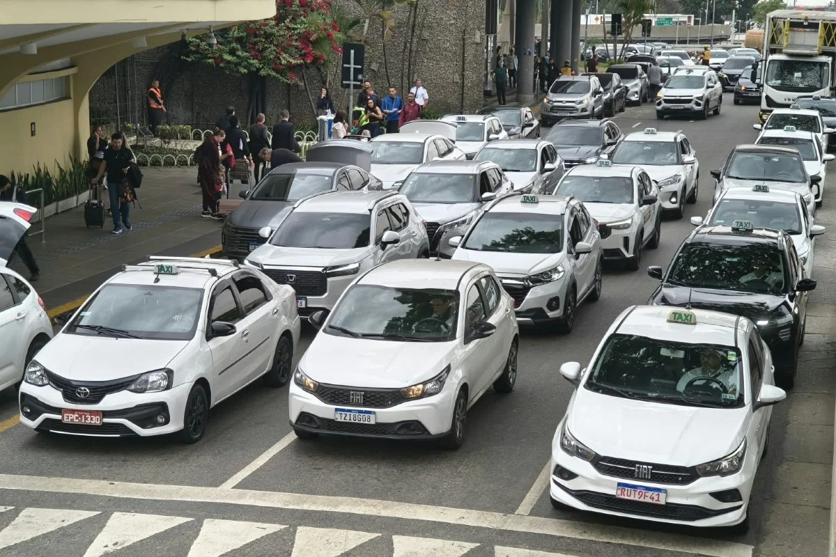 Imagens mostram táxis em Congonhas; taxistas - Metrópoles