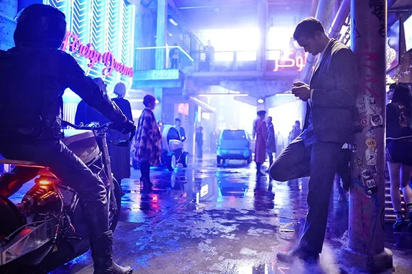 Primeiro trailer de Mudo, filme da Netflix, mostra Berlim futurista