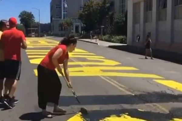 Casal de brancos destrói mural do Black Lives Matter. Veja o vídeo