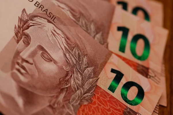 Governo propõe aumento do salário mínimo para R$ 979 em 2018