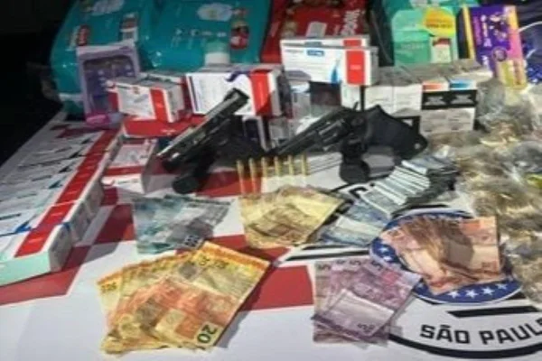 Dinheiro, armas e remédios apreendidos com ladrões que invadiram farmácias em busca de Ozempic na área de Perdizes - Metrópoles