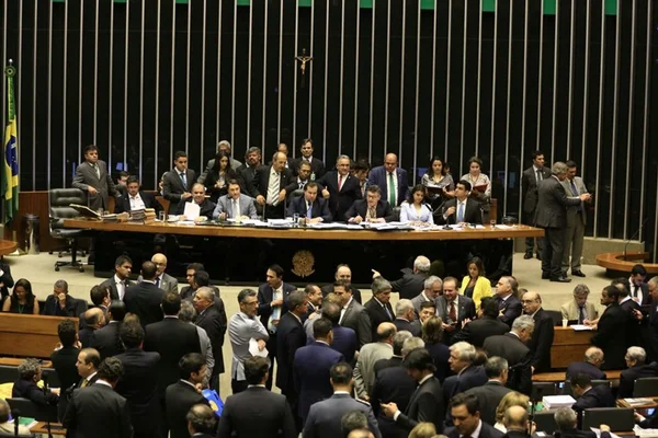 Deputados livram Temer de denúncia e decidem arquivar processo