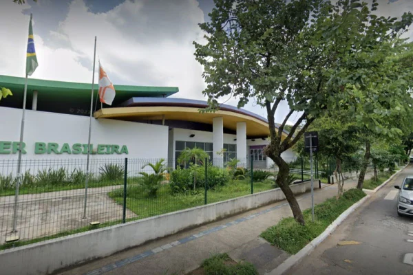 Homem é morto dentro de delegacia após tentar pegar arma de policiais