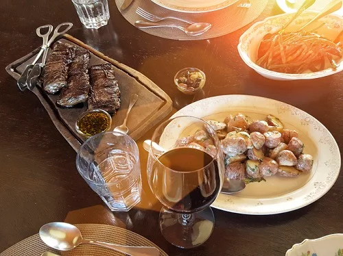 prato de carne, frutos do mar e vinho