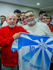 Com história como enredo, Lula recebe camisa da Acadêmicos de Niterói