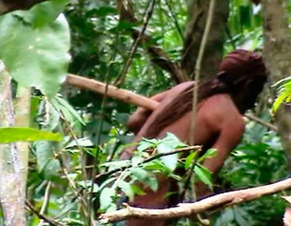 Funai divulga imagens de índio isolado na Amazônia