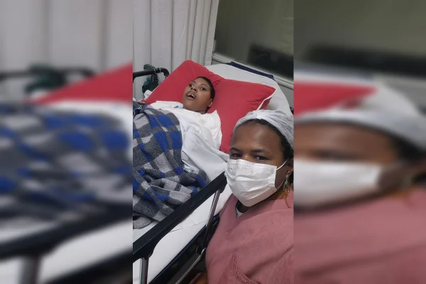 Imagem colorida de jovem em hospital