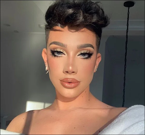 James Charles é um dos influencers de beleza mais prestigiados do mundo. Ele, inclusive, é o primeiro embaixador homem da gigante de cosméticos Cover Girl, além de ter estrelado a campanha da marca junto com Katy Perry. Recentemente, ele se envolveu em uma polêmica ao colocar um ponto final na amizade com a vlogger de beleza, Tati Westbrook James Charles é um dos influencers de beleza mais prestigiados do mundo. Ele, inclusive, é o primeiro embaixador homem da gigante de cosméticos Cover Girl, além de ter estrelado a campanha da marca junto com Katy Perry. Recentemente, ele se envolveu em uma polêmica ao colocar um ponto final na amizade com a vlogger de beleza, Tati Westbrook