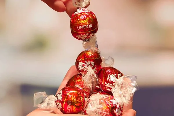 Lindt faz promoção para os bombons do tipo Lindor