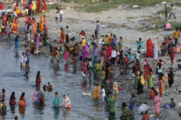 Imagem colorida do festival hindu Jitiya - Metrópoles