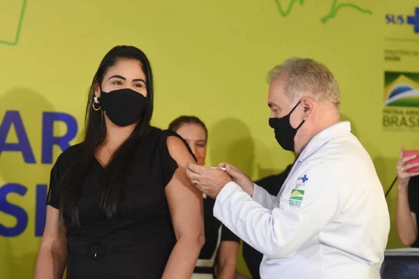 Servidora da Saúde recebe dose de reforço com imunizante 100% produzido no Brasil