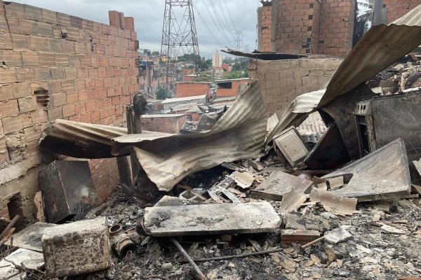 Vídeo mostra destruição em favela da zona sul de SP após incêndio