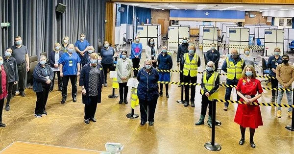 Inglaterra tem 100 mil profissionais de saúde que recusam vacina