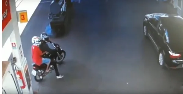 Dupla é presa após usar moto roubada e facão para assaltar postos
