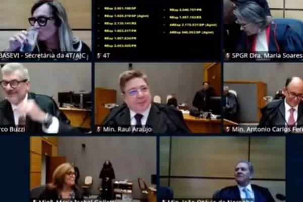 Imagem colorida de sessão no STJ